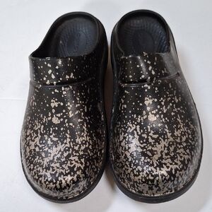 Oofos Black W8/M6 Gold Splatter